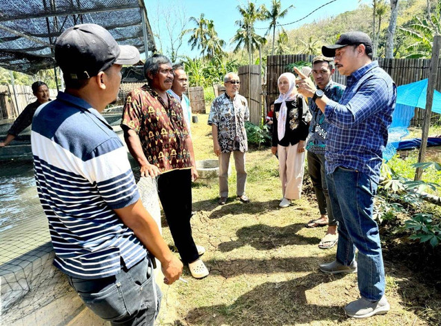 Tim dari UPNVY memberikan sosialisasi dan edukasi pada warga Desa Wukirsari terkait pengolahan sampah organik. Foto: istimewa