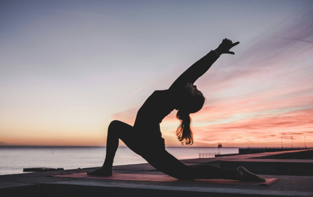 Ilustrasi apakah pilates sama dengan yoga, foto: unsplash/kike vega