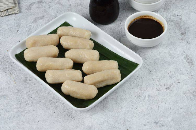 Pempek Lenjer Khas Palembang (Sumber: https://www.shutterstock.com/image-photo/pempek-lenjer-cuko-sauce-white-plate-1918135964)