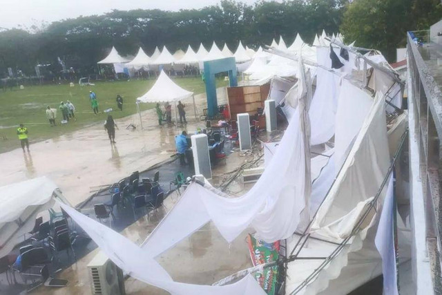 Tenda-tenda atlet panahan ambruk oleh hujan badai usai babak semifinal nomor nasional putra dan putri dalam dalam Pekan Olahraga Nasional (PON) XXI/2024 Aceh-Sumatera Utara di Stadion Harapan Bangsa, Banda Aceh, Rabu (18/9/2024). Foto: Risky Syukur/Antara