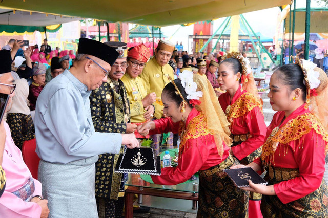 Bakal Calon Gubernur Kalbar, Sutarmidji saat menghadiri pembukaan Festival Budaya Paradje’ Pesaka Negeri ke-XVI Keraton Surya Negara Sanggau. Foto: Dok. Istimewa