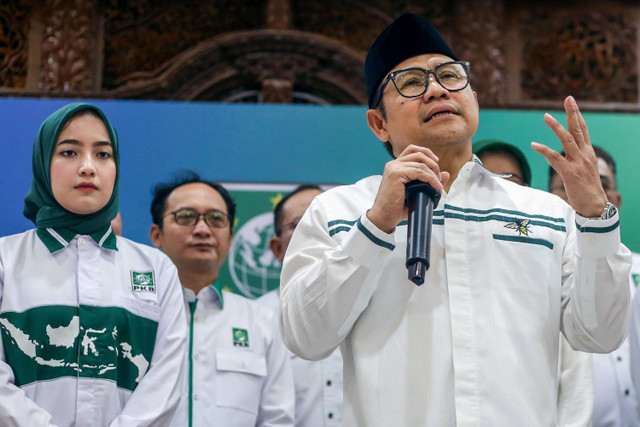 Ketua Umum Partai Kebangkitan Bangsa Muhaimin Iskandar (kanan) didampingi sejumlah pengurus menyampaikan susunan pengurus baru DPP PKB 2024 - 2029 di Jakarta, Rabu (18/9/2024). Foto: Muhammad Iqbal/ANTARA FOTO