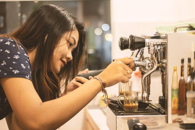 Ilustrasi barista di kafe. Foto: Pixabay/Diz_Daily