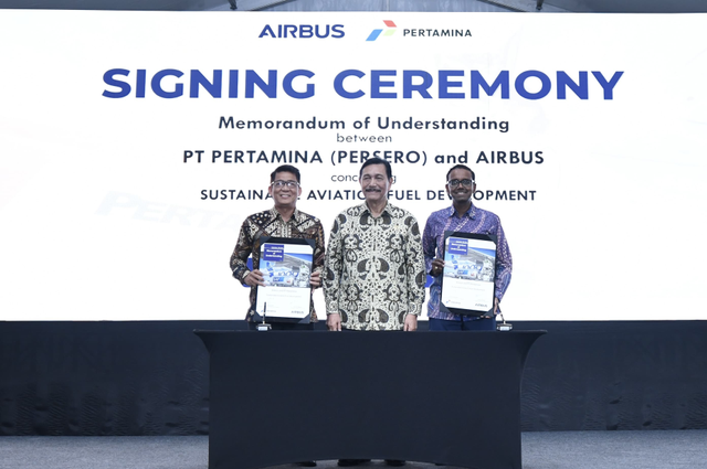 Direktur Strategi, Portofolio dan Pengembangan Usaha Pertamina Salyadi Saputra (kiri) dan Presiden Airbus Asia Pasifik Anand Stanley (kanan) yang Menteri Koordinator Maritim dan Investasi Luhut Binsar Pandjaitan (tengah) pada penandatanganan MoU terkait Pengembangan SAF Indonesia pada Bali International Air Show 2024 di Ngurah Rai International Airport, Bali, Rabu (18/9/2024). Foto: Dok. Pertamina