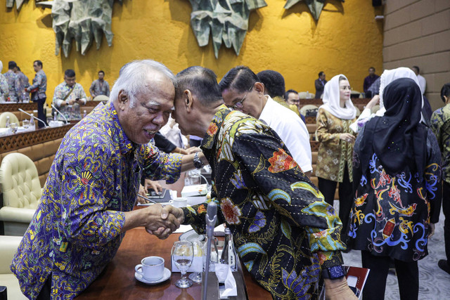 Menteri Pekerjaan Umum dan Perumahan Rakyat (PUPR) Basuki Hadimuljono berjabat tangan dengan salah satu anggota Komisi V DPR usai mengikuti rapat kerja di Kompleks Parlemen, Senayan, Jakarta, Rabu (18/9/2024). Foto: Dhemas Reviyanto/ANTARA FOTO