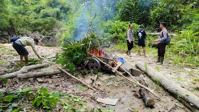 Petugas memusnahkan peralatan penambangan ilegal di Dusun Enturah, Desa Landau Apin, Kecamatan Nanga Mahap. Foto: Dok. Polsek Nanga Mahap