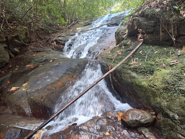 Air Terjun Lubuk Anjuk yang berada di dalam Kawasan hutan desa Matan Jaya, berpotensi sebagai daya tarik untuk wisata. (Foto: Hendri Gunawan/Yayasan Palung).