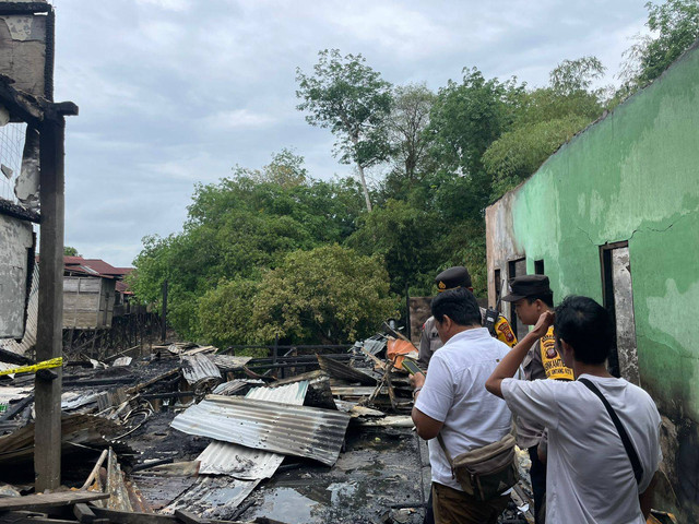 Puing kebakaran kamar kos di Sungai Durian Jalan WR Supratman, Kelurahan Kapuas Kanan Hulu. Foto: Yusrizal/Hi! Pontianak