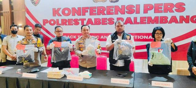 Kapolrestabes Palembang Kombes Pol Harryo Sugihhartono bersama jajaran menggelar press rilis kasus siswi SMP di Palembang, Foto : Ist