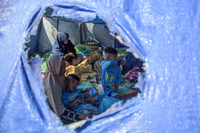 Warga mengungsi di tenda pascagempa bumi di Desa Cibeureum, Kertasari, Kabupaten Bandung, Jawa Barat, Rabu (18/9/2024). Foto: Novrian Arbi/ANTARA FOTO