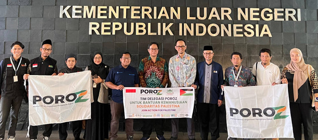 POROS dan Kemenlu berfoto bersama Pasca Koordinasi pengiriman bantuan ke Palestina di Kemenlu RI, Jakarta 17 September 2024 