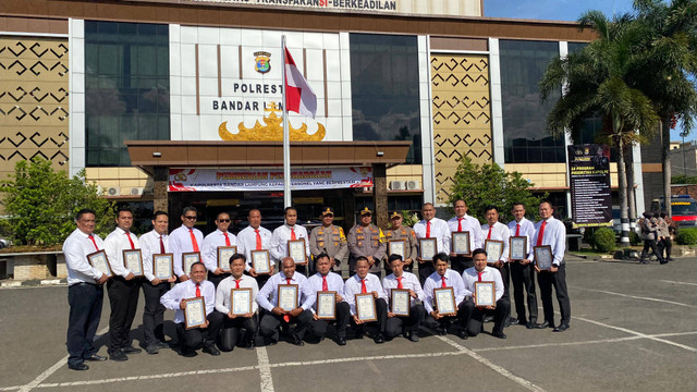 Personel Polsek Sukarame dan Satreskrim Polresta Bandar Lampung mendapatkan penghargaan dari Kapolresta Bandar Lampung, Kombes Pol Abdul Waras. | Foto: Sinta Yuliana/Lampung Geh