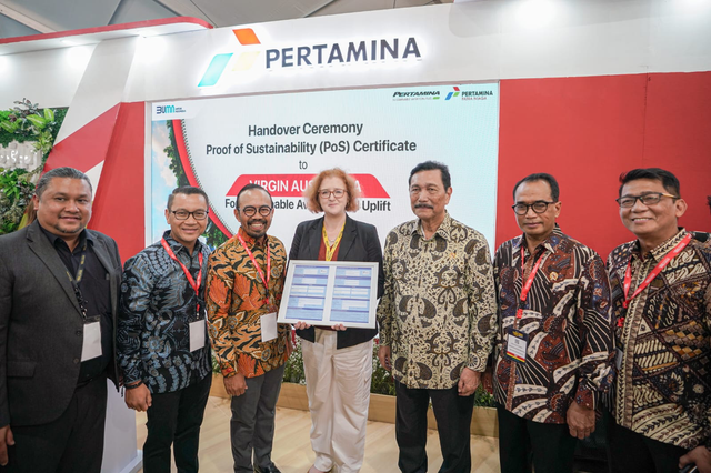 Pertamina Patra Niaga menyerahkan PoS Certivicate kepada Virgin Australia Airlines sebagai maskapai internasional pertama yang menggunakan Aviation Fuel Terminal (AFT) pada Bali International Airshow di Bandara Internasional I Gusti Ngurah Rai. Foto: Dok. Pertamina