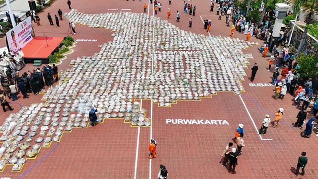  Pemecahan Rekor MURI dengan tumpeng terbanyak oleh Pemerintah Daerah Kabupaten Karawang. Foto: Instagram/ @karawangkab.go.id  