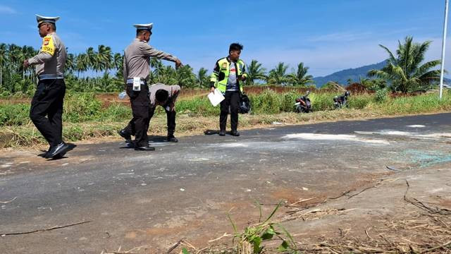 Polisi saat melakukan olah TKP kecelakaan mobil antar jemput sekolah di Kota Manado, Sulawesi Utara, yang menyebabkan dua orang anak SD meninggal dunia.