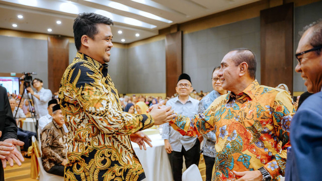 Calon Gubernur Sumatera Utara Bobby Nasution dan Calon Gubernur Sumatera Utara Edy Rahmayadi berjabat tangan pada syukuran pelantikan anggota DPRD Sumut Fraksi Hanura, Riri Stephanie, di Santika Premiere Dyandra Hotel pada Selasa (17/9/2024). Foto: Dok. Istimewa