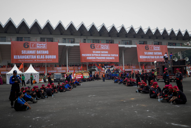 Kader Partai Buruh menghadiri tiga tahun Kebangkitan Klas Buruh, di Istora Senayan, Jakarta Pusat, pada Rabu (18/9/2024). Foto: Jamal Ramadhan/kumparan