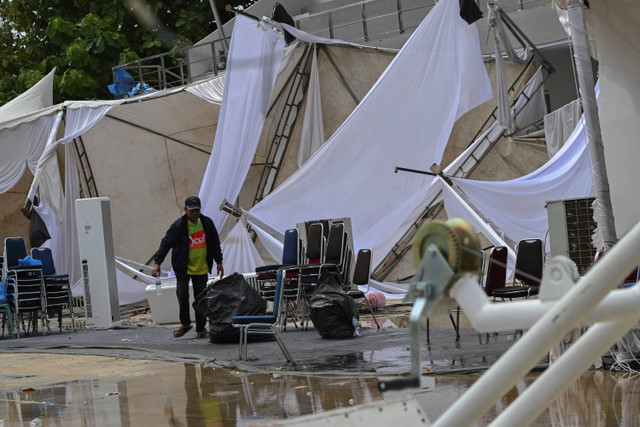 Panitia memperbaiki tenda venue panahan PON XXI yang ambruk diterjang angin di Kompleks Stadion Harapan Bangsa, Banda Aceh, Aceh, Rabu (18/9/2024). Foto: Adeng Bustomi/ANTARA FOTO 