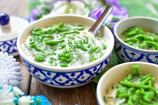 illustrasi semangkuk es cendol (Sumber : https://www.istockphoto.com/en/photo/lod-chong-thai-dessert-made-with-flour-in-coconut-milk-pandan-noodled-with-coconut-gm2115131749-567185461)