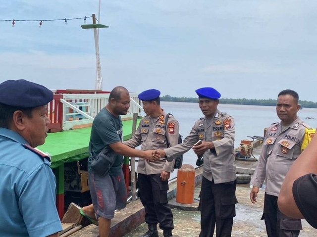 ABK KM Karya Sampurna 7 yang berhasil diselamatkan. Foto: Dok. Polres Kubu Raya