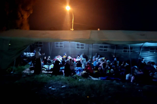 Kondisi tenda pengungsian di Desa Cibeureum, Rabu (18/9/2024). Foto: Robby Bouceu/kumparan