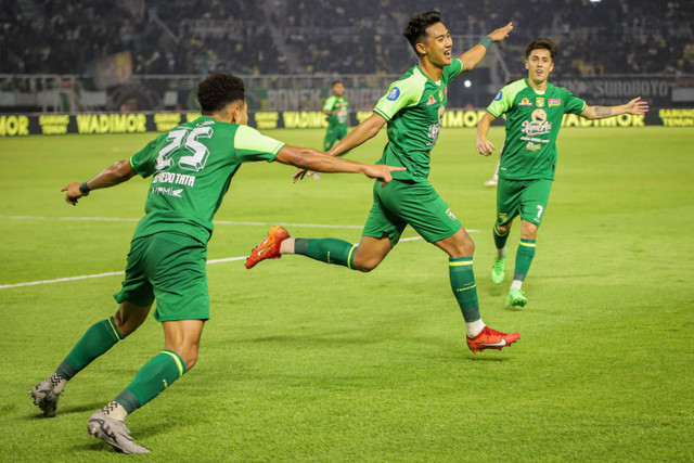 Selebrasi pemain Persebaya Surabaya Malik Risaldi usai mencetak gol ke gawang Persis Solo pada pertandingan Liga 1 di Stadion Gelora Bung Tomo, Surabaya, Jawa Timur, Rabu (18/9/2024). Foto: Rizal Hanafi/ANTARA FOTO