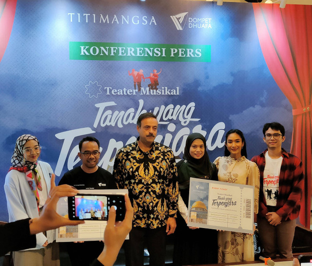 Konferensi Pers Teater Musikal bertajuk Tanah yang Terpenjara bagian dari suara kemanusiaan bagi Palestina, turut hadir Chiki Fawzi, Syamsul Ardiansyah, Muamar Milhim, Etika Setiawanti, Happy Salma hingga Aziz Azthar pada Rabu (18/09/2024)