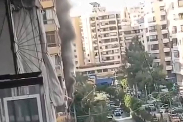 Asap mengepul dari sebuah gedung setelah walki-talki yang digunakan oleh Hizbullah meledak di Beirut, Lebanon, Rabu (18/9/2024). Foto: REUTERS