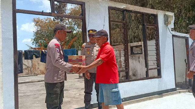 Polsek Sendang Berikan Bantuan Pada Warga Yang Terkena Musibah Kebakaran