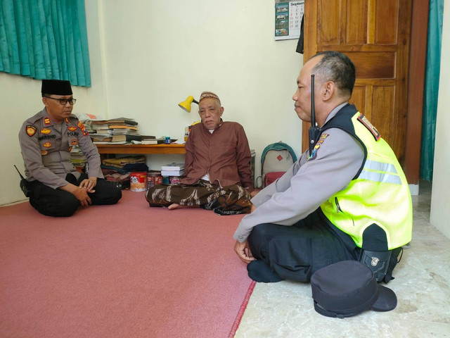 Silaturahmi, Kapolsek Campurdarat Sowan ke Pengasuh Ponpes Darut Taibin