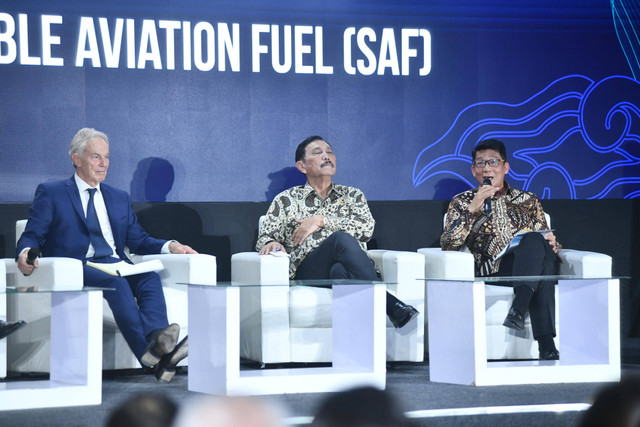 Direktur SPPU Pertamina Persero Salyadi Saputra (kanan) menjadi narasumber dengan tema Global and Regional Collaboration Potential on Sustainable Aviation Fuel (SAF) di acara Bali International Show 2024 di Lapangan Terbang Ngurah Rai, Rabu (18/9/2024). Foto: Dok. Pertamina