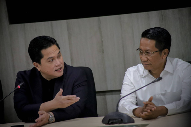 Ketua PSSI, Erick Thohir (kiri) bersama Menteri Hukum dan HAM Supratman Andi Agtas gelar konfrensi press terkait naturalisasi pemain di gedung Dirjen Imigrasi Kemenkumham, Jakarta Selatan pada Kamis (19/9/2024). Foto: Jamal Ramadhan/kumparan