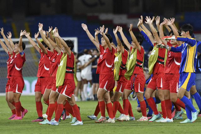 Para pemain Korea Utara menyapa para penggemar mereka setelah memenangkan pertandingan semifinal Piala Dunia Wanita U-20 FIFA 2024 antara Amerika Serikat dan Korea Utara di Stadion Olimpiade Pascual Guerrero di Kolombia, Kamis (19/9/2024). Foto: NELSON RIOS/AFP