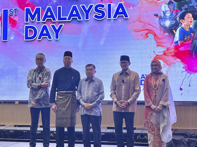 Dubes Malaysia untuk Indonesia, Menparekraf RI, dan Jusuf Kalla dalam National & Malaysia Day di St Regis Jakarta Selatan pada Rabu (18/9/2024). Foto: Tiara Hasna/kumparan