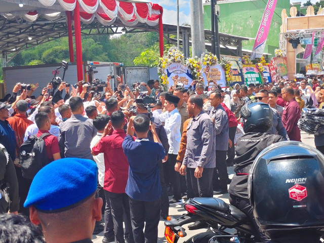 Presiden Joko Widodo menyalami warga saat tiba di pondok pesantren asuhan Gus Miftah yakni Ponpes Ora Aji di Kapanewon Kalasan, Kabupaten Sleman, Kamis (19/9). Foto: Arfiansyah Panji/kumparan