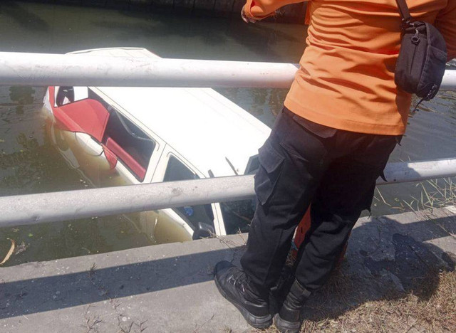 Angkutan feeder Wara Wiri mengangkut 4 orang jatuh ke sungai Jalan Medokan Sawah Depan nomor 71, Kelurahan Medokan Ayu, Kecamatan Rungkut, Surabaya pada Kamis (19/8/2024). Foto: Dok. BPBD Surabaya