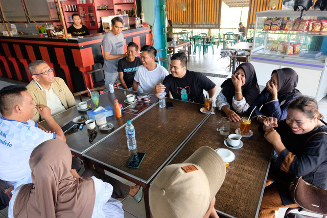 Bakal Calon Gubernur Kalbar, Sutarmidji saat ngopi bareng warga Sekadau. Foto: Dok. Istimewa