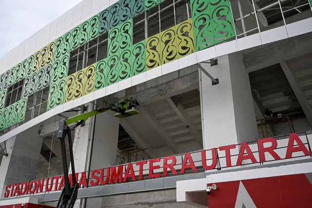 Pekerja menyelesaikan pembangunan stadion yang akan digunakan untuk upacara penutupan PON XXI Aceh-Sumut 2024 di Stadion Utama Sumatera Utara, Deli Serdang, Sumatera Utara, Rabu (18/9/2024). Foto: Nova Wahyudi/ANTARA FOTO