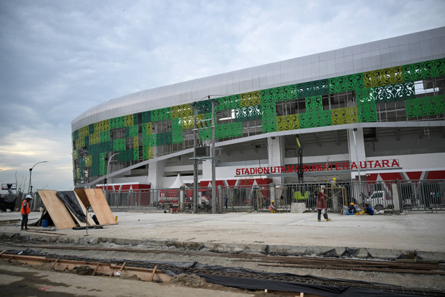 Pekerja menyelesaikan pembangunan stadion yang akan digunakan untuk upacara penutupan PON XXI Aceh-Sumut 2024, Rabu (18/9/2024). Foto: Nova Wahyudi/ANTARA FOTO