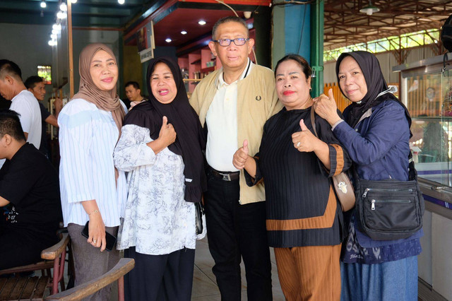 Bang Midji saat foto bersama emak-emak di Sekadau. Foto: Dok, Istimewa