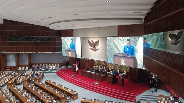 Ketua Baleg Wihadi Wiyanto menyampaikan paparannya dalam rapat Paripurna Ke-7 DPR RI di Kompleks Parlemen, Senayan, Jakarta, Kamis (19/9/2024).  Foto: Thomas Bosco/kumparan