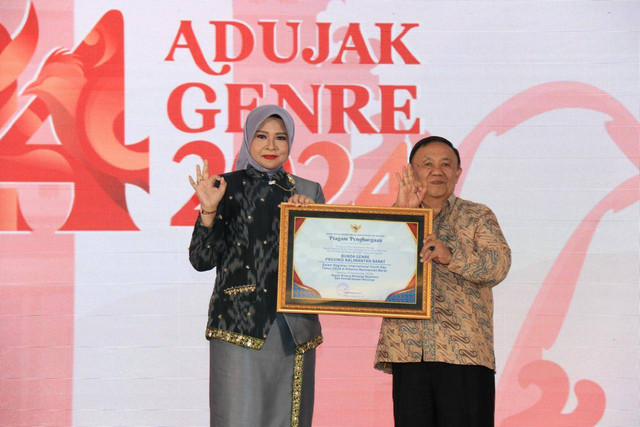 Windy menerima penghargaan Bunda Genre Terbaik tingkat nasional. Foto: Dok. Adpim Pemprov Kalbar