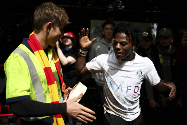 Youtuber Amerika Serikat, Darren Jason Watkins Jr alias IShowSpeed (baju putih). Foto: Henry Nicholls/AFP