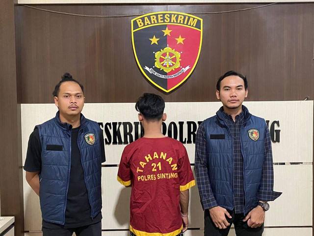 - Pelaku yang mengedarkan uang palsu yang diringkus Polres Sintang. Foto: Dok Polres Sintang