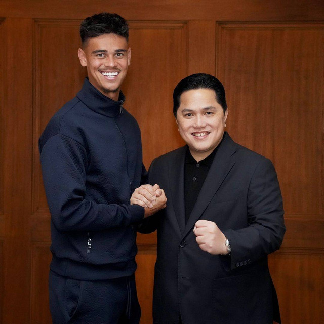 Erick Thohir berjabat tangan dengan Mess Hilgers (calon pemain naturalisasi timnas indonesia). sumber foto: Postingan Instagram akun resmi Erick Thohir