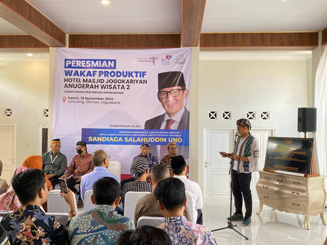 Menparekraf saat meresmikan Hotel Anugerah Wisata 2 milik Masjid Jogokariyan Yogya, Kamis (19/9). Foto: Resti Damayanti/Pandangan Jogja