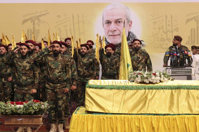 Para pejuang Hizbullah menghadiri pemakaman Komandan Militer Hizbullah Mohammed Naameh Nasser, yang juga dikenal sebagai "Haji Abu Naameh", di pinggiran kota Beirut selatan (4/7/2024). Foto: Anwar Amro/AFP