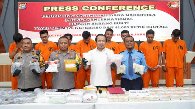 Ditresnarkoba Polda Riau ungkap kasus narkoba yang dilakukan tiga tersangka pada Kamis (19/9/2024). Foto: Dok. Polri