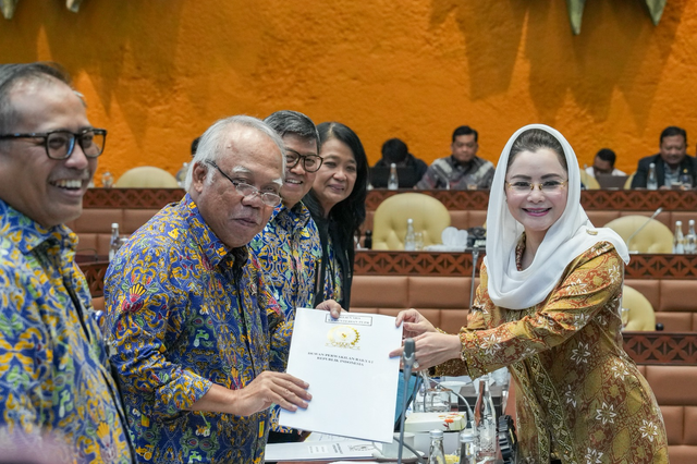 Menteri PUPR Basuki Hadimuljono menerima persetujuan penambahan alokasi anggaran untuk program Padat Karya oleh anggota Komisi V DPR RI Novita Wijayanti pada Rapat Kerja antara Komisi V DPR RI bersama Kementerian PUPR di Gedung DPR, Rabu (18/9/2024). Foto: Dok. Kementerian PUPR