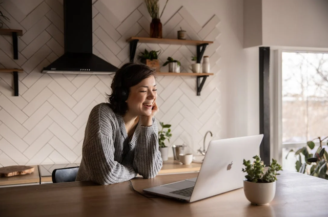 Ilustrasi Alasan Kenapa Cowok Minta Video Call. Sumber: Pexels/Katrin Bolovtsova